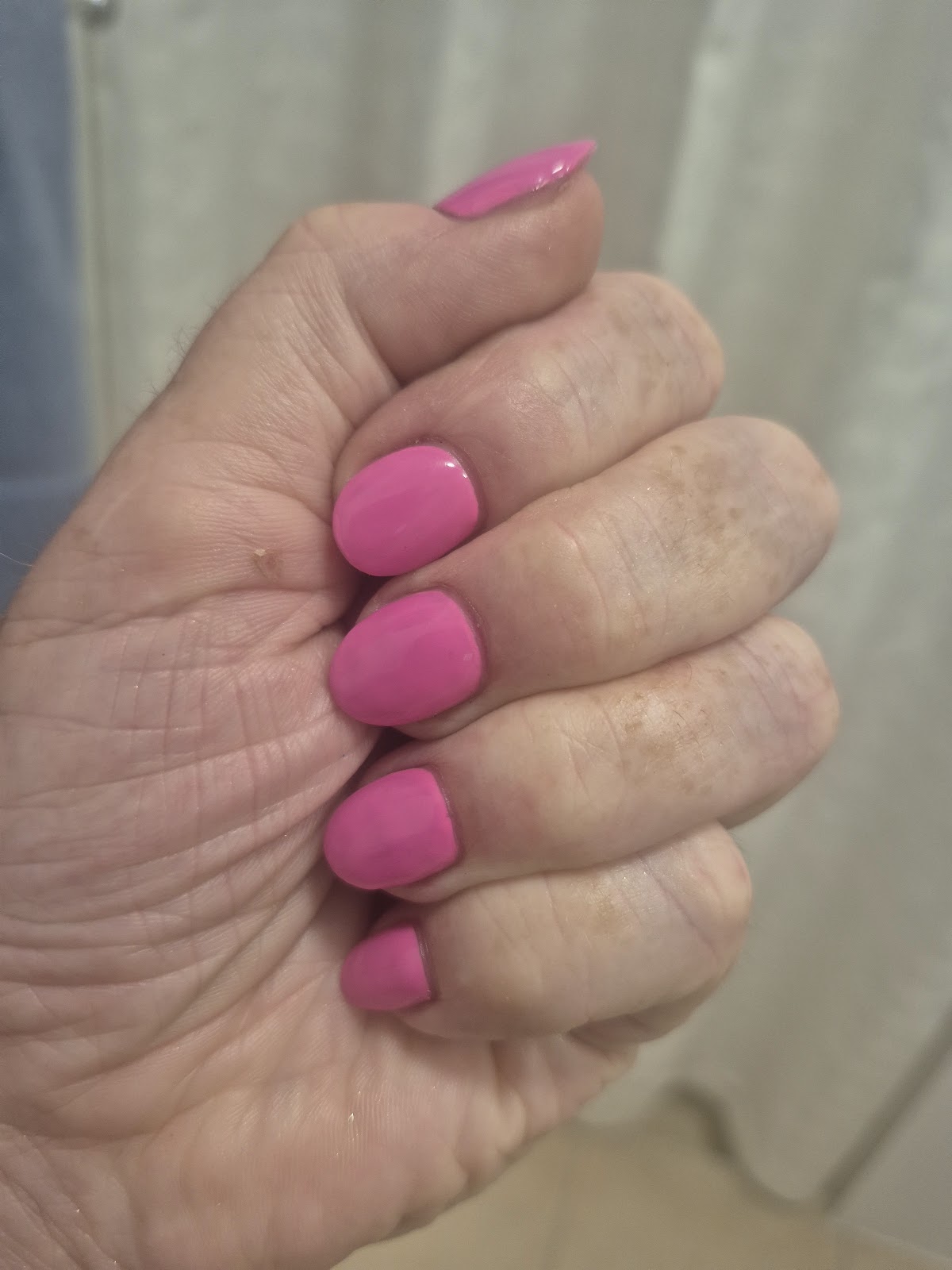 Rounded nails in soft bubblegum pink